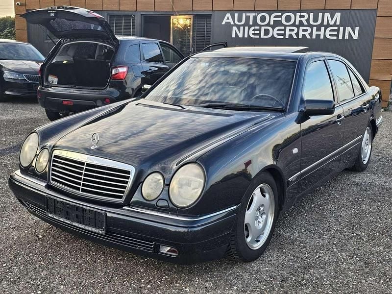 Blau Gebraucht 1996 Mercedes E320 Avantgarde Limousine | 3.750 € (Fairer Preis) - Bild 1/4