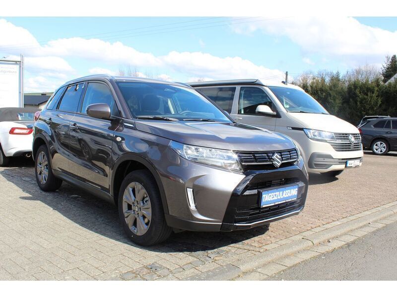 Titangrau Neu 2025 Suzuki Vitara Comfort SUV | 22.850 € (Fairer Preis) - Bild 1/4