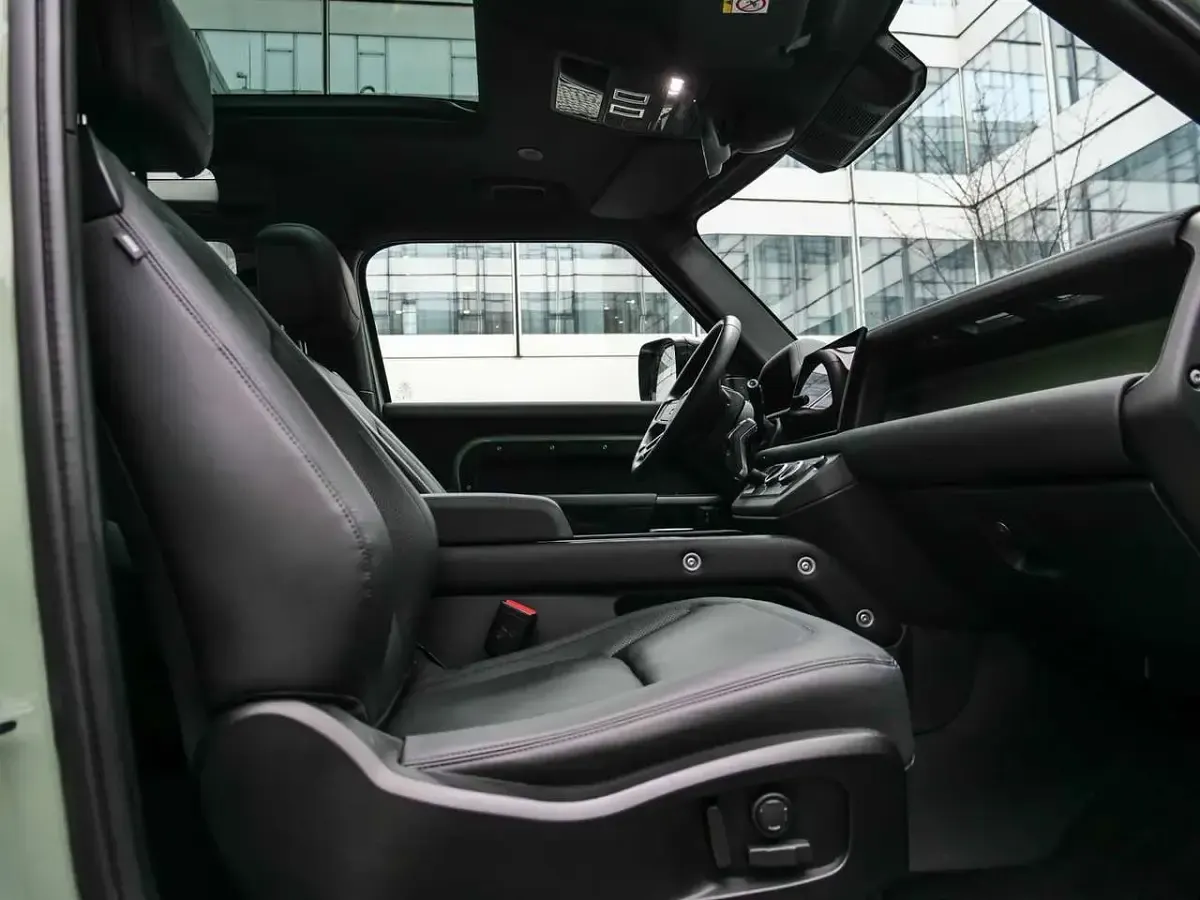 Gebraucht Land Rover Defender 75th Limited Edition 300 PS (220 kW) 2023 Grasmere green SUV