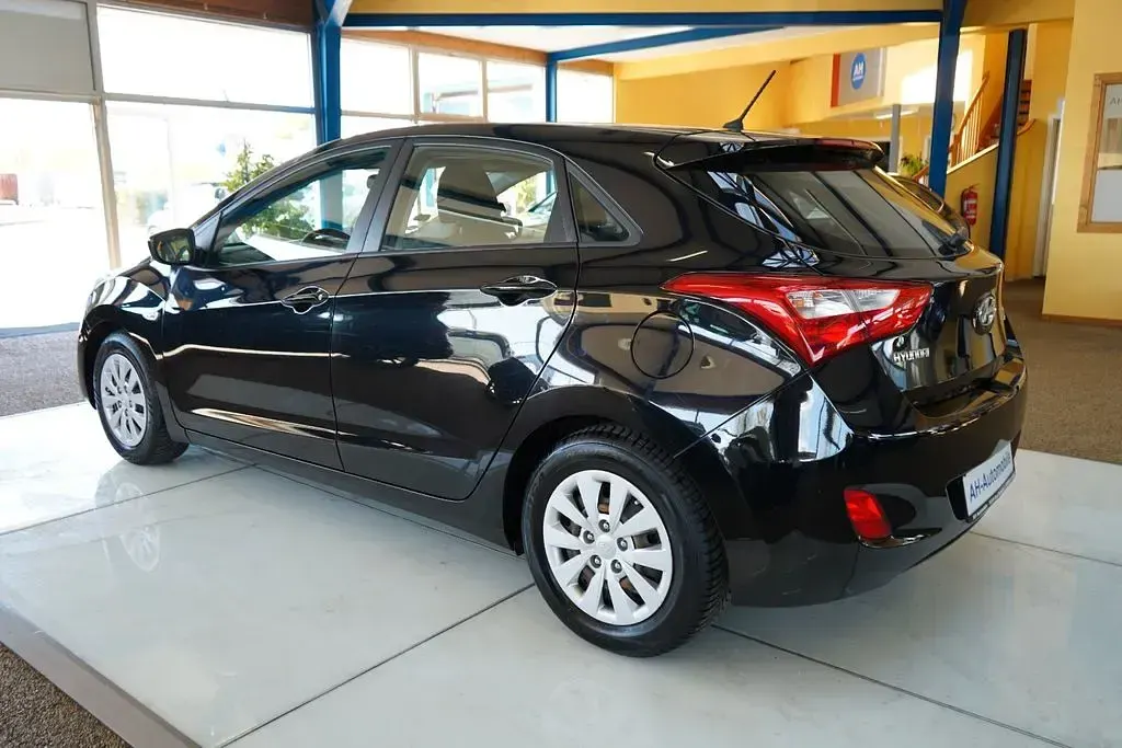 Gebraucht Hyundai i30 Classic 101 PS (74 kW) 2015 Schwarz Limousine