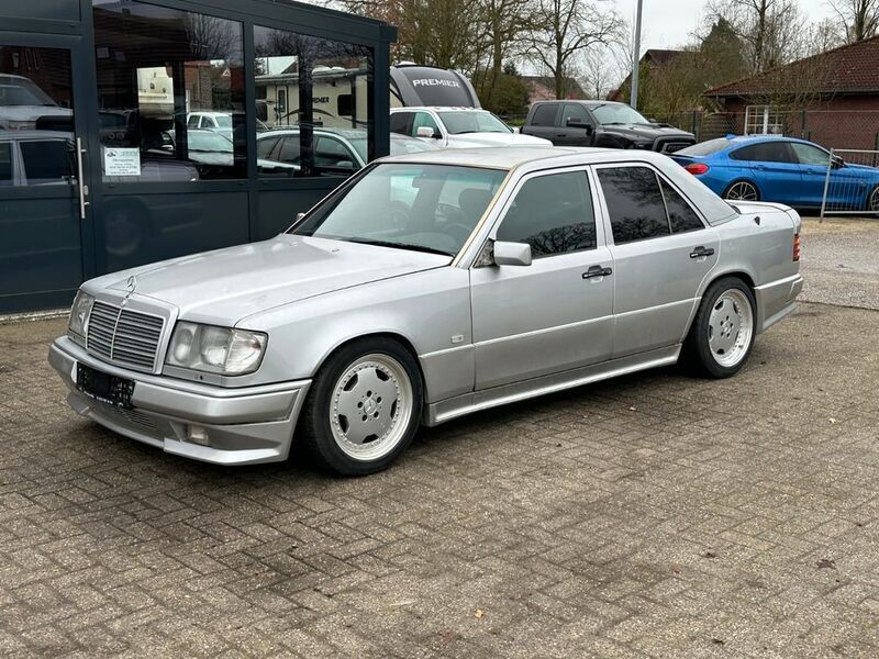 Silber Gebraucht 1993 Mercedes E300 AMG Limousine | 34.999 € - Bild 1/4