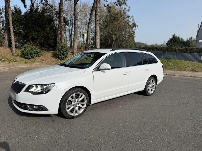 Gebraucht Skoda Superb 140 PS (102 kW) 2015 Weiß Kombi