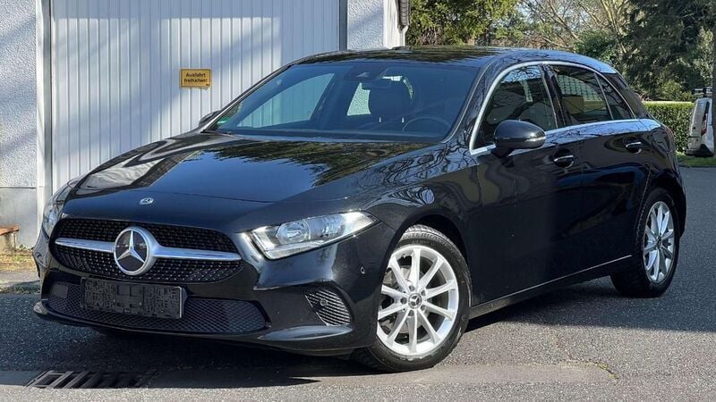 Schwarz Gebraucht 2020 Mercedes A180 Limousine | 16.800 € (Superpreis) - Bild 1/4