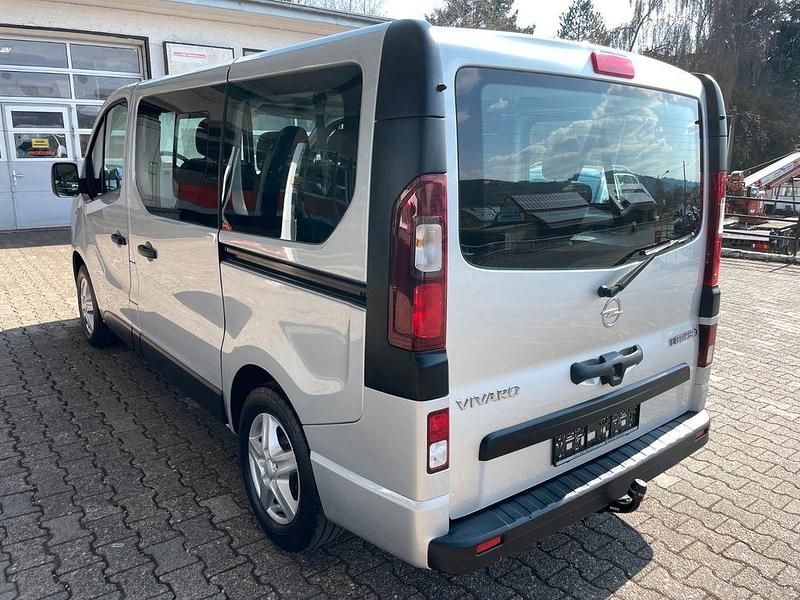 Gebraucht Opel Vivaro 125 PS (91 kW) 2017 Silber Van / Kleinbus
