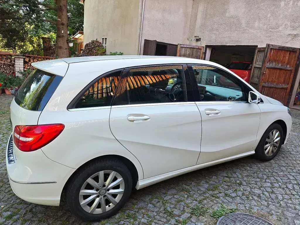 Gebraucht Mercedes B180 122 PS (89 kW) 2013 Weiß Kleinwagen