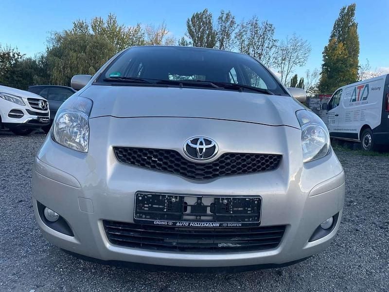 Silky gold Gebraucht 2011 Toyota Yaris Life Kleinwagen | 5.550 € (Fairer Preis) - Bild 1/4