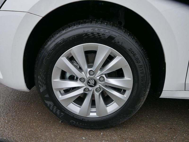 Neu Skoda Octavia Selection 150 PS (110 kW) 2025 Candyweiß Kombi