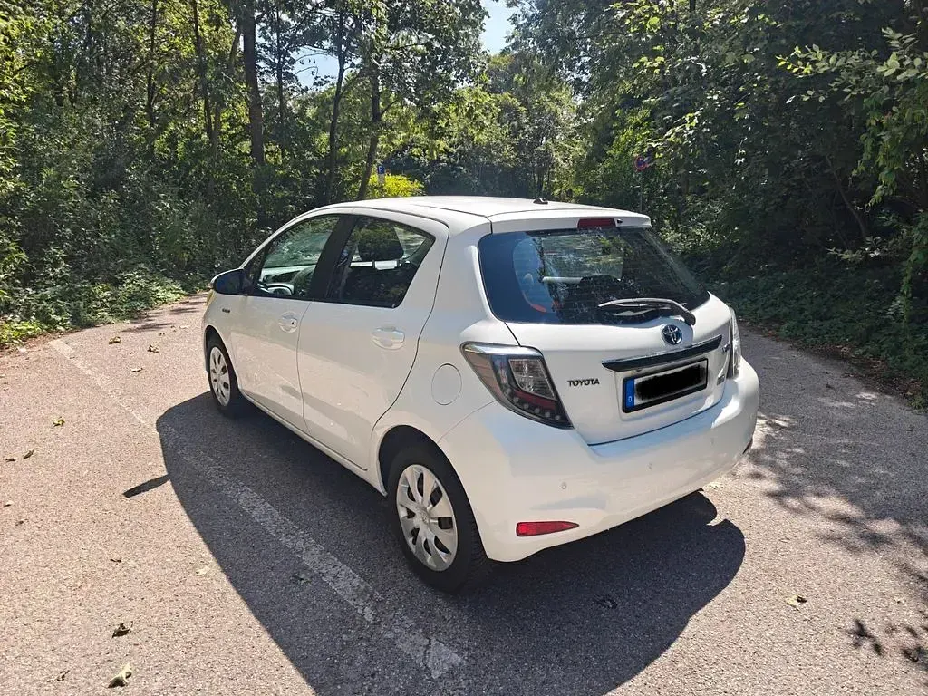 Gebraucht Toyota Yaris 101 PS (74 kW) 2013 Weiß Kleinwagen