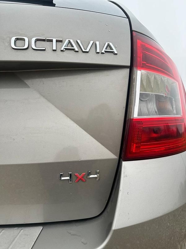 Gebraucht Skoda Octavia Ambition 150 PS (110 kW) 2014 Grau Kleinwagen