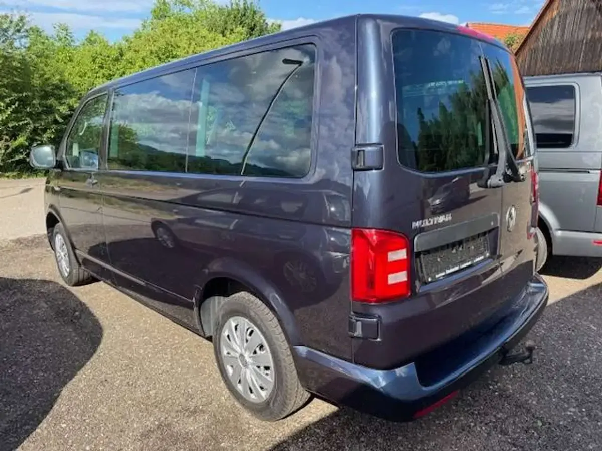 Gebraucht VW Multivan Trendline 150 PS (110 kW) 2018 Starlight blue metallic Van / Kleinbus