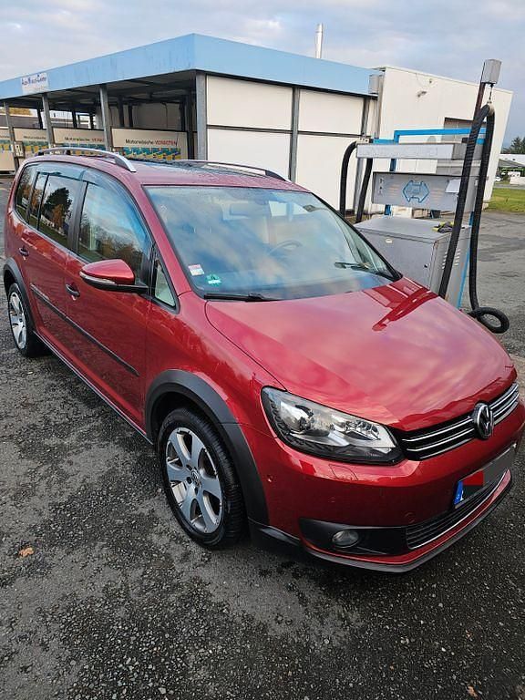 Rot Gebraucht 2013 VW Touran Cross Van / Kleinbus | 7.800 € (Fairer Preis) - Bild 1/4