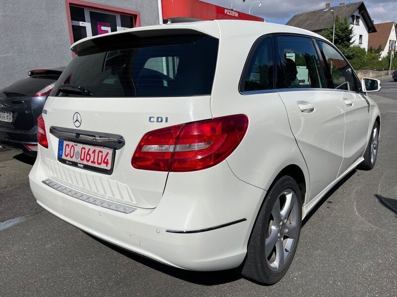 Gebraucht Mercedes B200 136 PS (100 kW) 2013 Weiß Van / Kleinbus