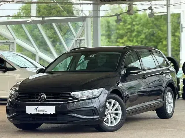 Gebraucht VW Passat 140 PS (102 kW) 2023 Grau Kombi