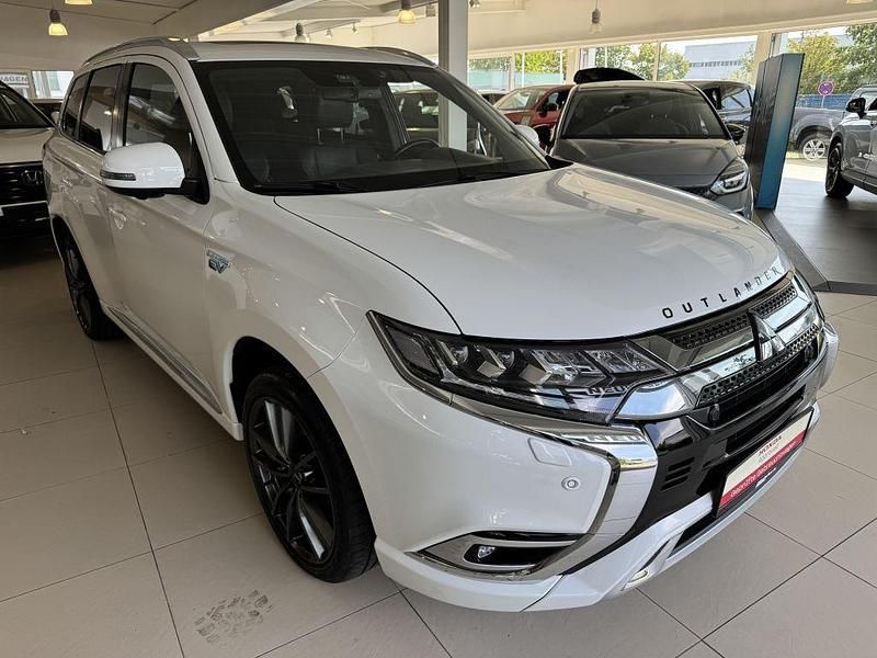 Weiß Gebraucht 2020 Mitsubishi Outlander P-HEV Top SUV | 22.890 € (Fairer Preis) - Bild 1/4