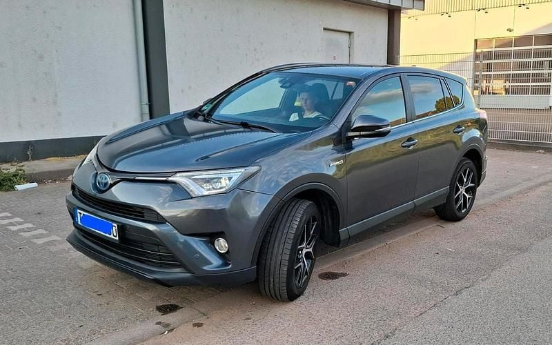 Grau Gebraucht 2017 Toyota RAV4 Hybrid Style SUV | 15.500 € (Fairer Preis) - Bild 1/4