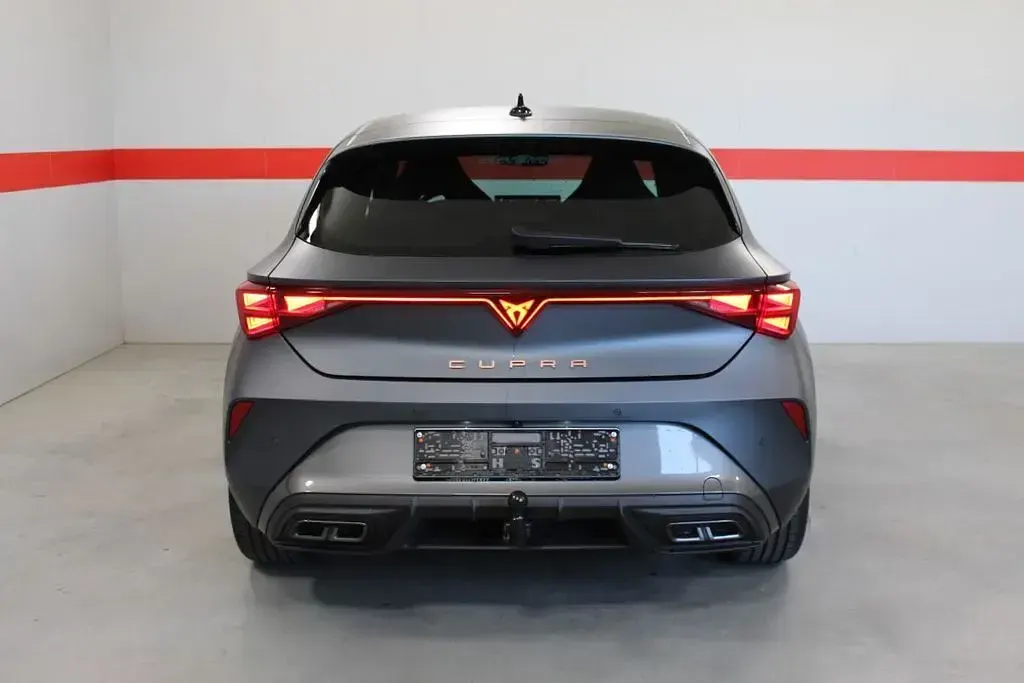 Neu Cupra Leon 150 PS (110 kW) 2026 Grau (magnet grau matt) Limousine