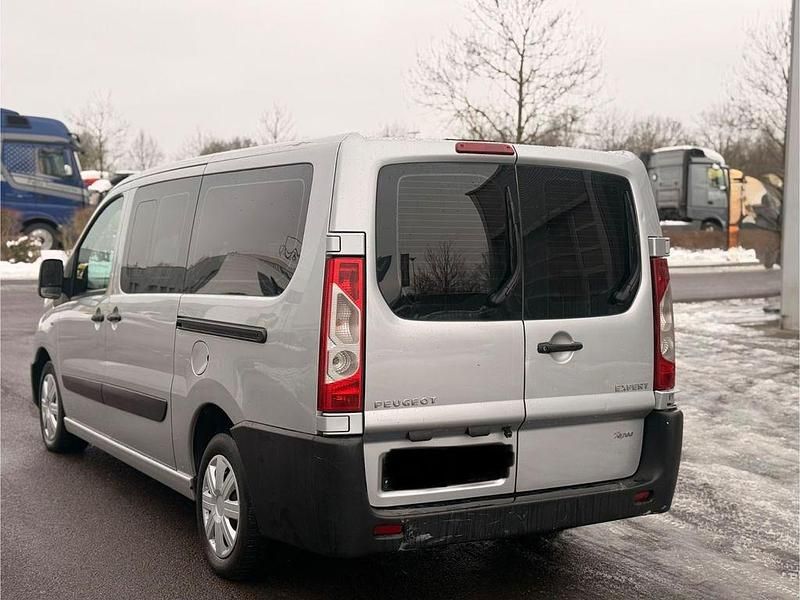Gebraucht Peugeot TePee 90 PS (66 kW) 2011 Silber Van / Kleinbus