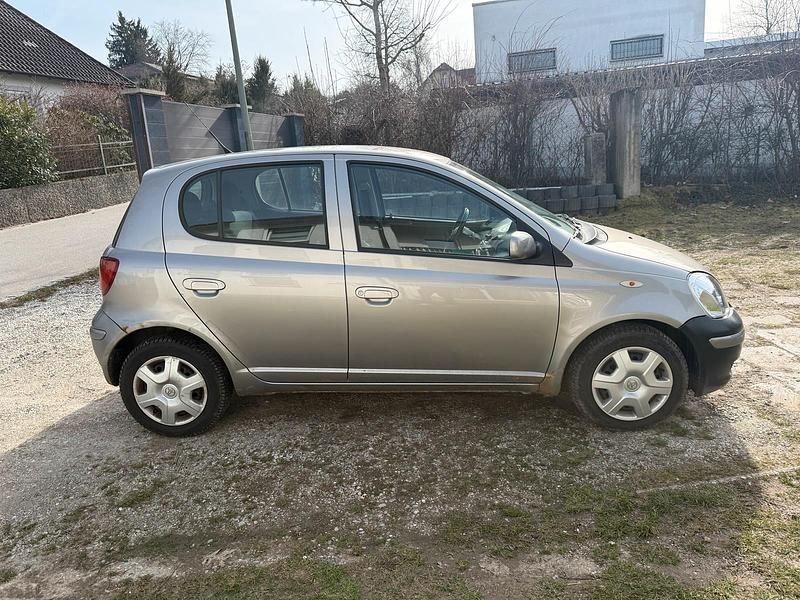 Gebraucht Toyota Yaris 65 PS (47 kW) 2005 Silber Limousine