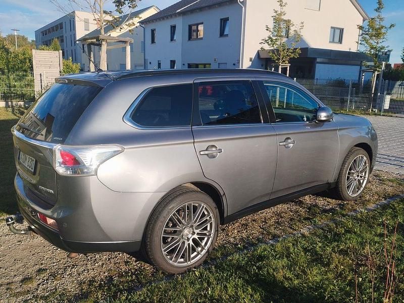 Grau Gebraucht 2013 Mitsubishi Outlander Motion SUV | 9.500 € (Fairer Preis) - Bild 1/4