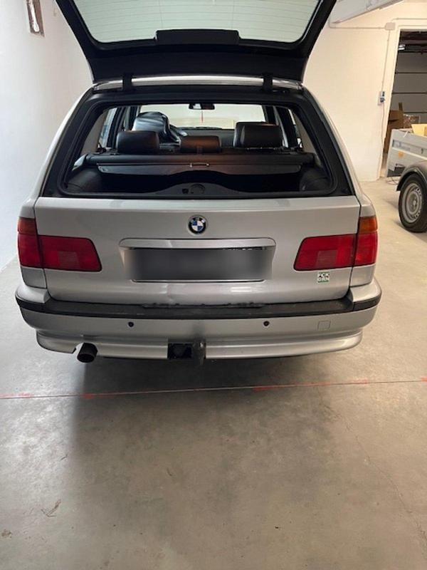 Silber Gebraucht 1999 BMW 528 Kombi | 3.899 € (Fairer Preis) - Bild 1/4