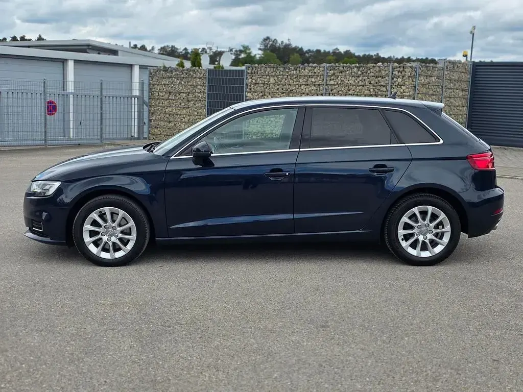 Gebraucht Audi A3 Ambiente 184 PS (135 kW) 2017 Cosmos blue, metallic Limousine