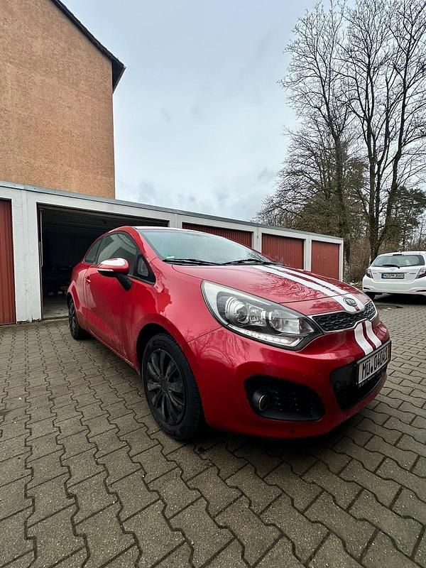 Gebraucht Kia Rio 75 PS (55 kW) 2013 Rot Kleinwagen