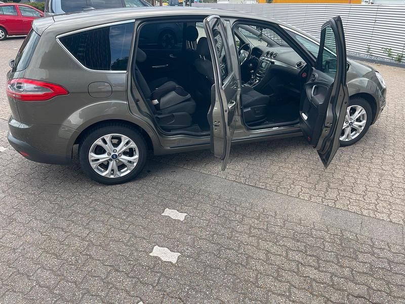 Grün Gebraucht 2011 Ford S-MAX S Van / Kleinbus | 5.000 € (Superpreis) - Bild 1/4