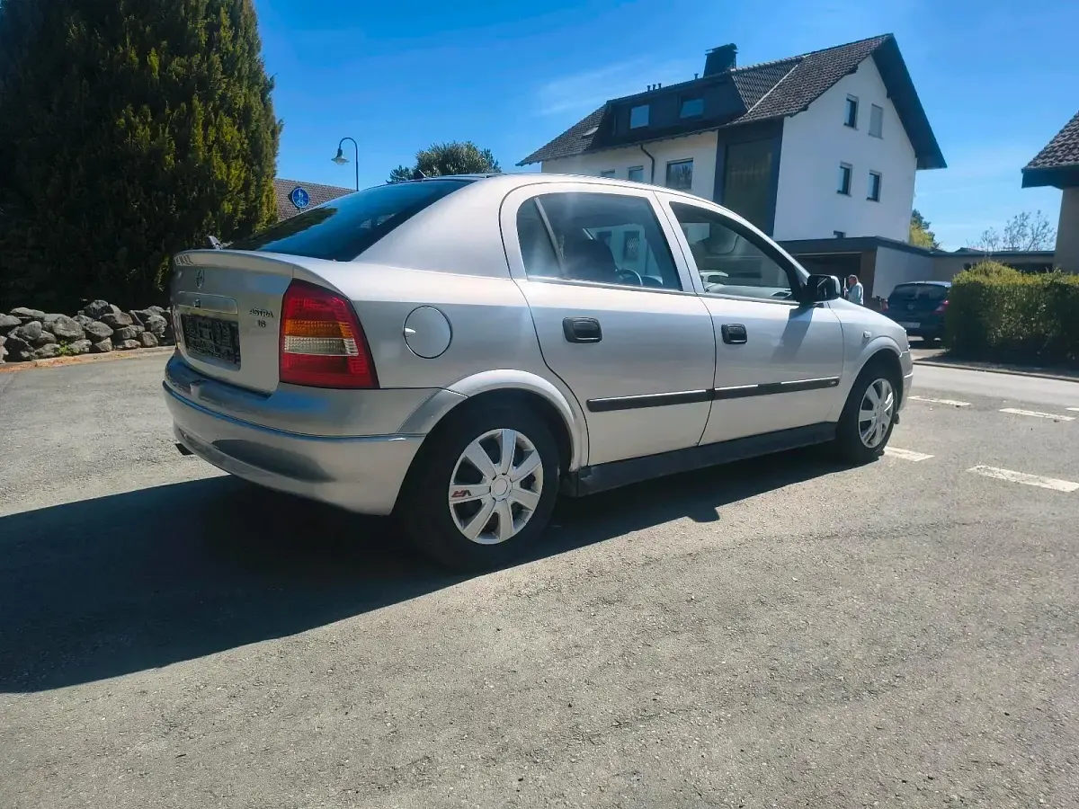 Gebraucht Opel Astra 75 PS (55 kW) 1999 Silber Limousine