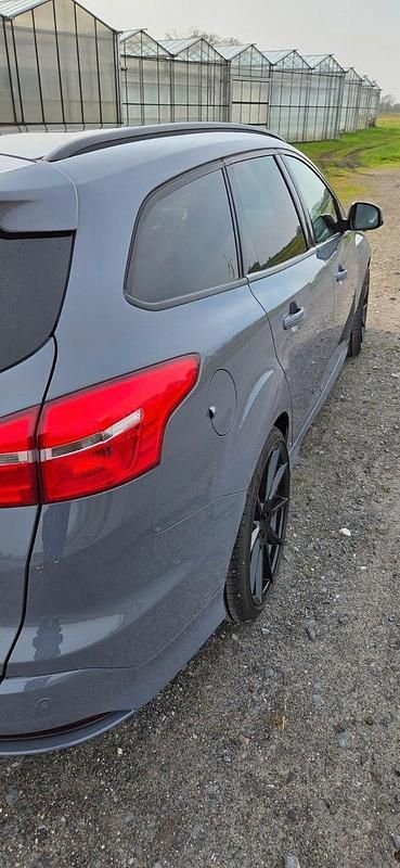 Gebraucht Ford Focus Sport 250 PS (183 kW) 2017 Grau Kombi