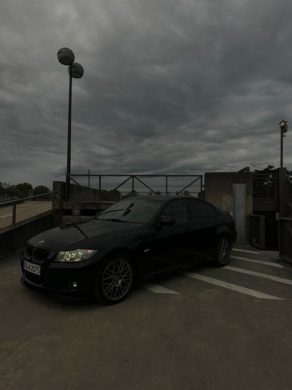 Schwarz Gebraucht 2011 BMW 320 Limousine | 12.000 € - Bild 1/4