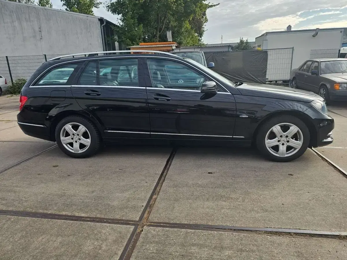 Gebraucht Mercedes C180 Avantgarde 156 PS (114 kW) 2011 Schwarz Limousine