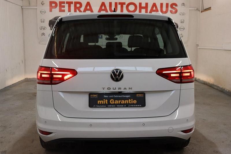Gebraucht VW Touran Highline 150 PS (110 kW) 2022 Weiß Van / Kleinbus