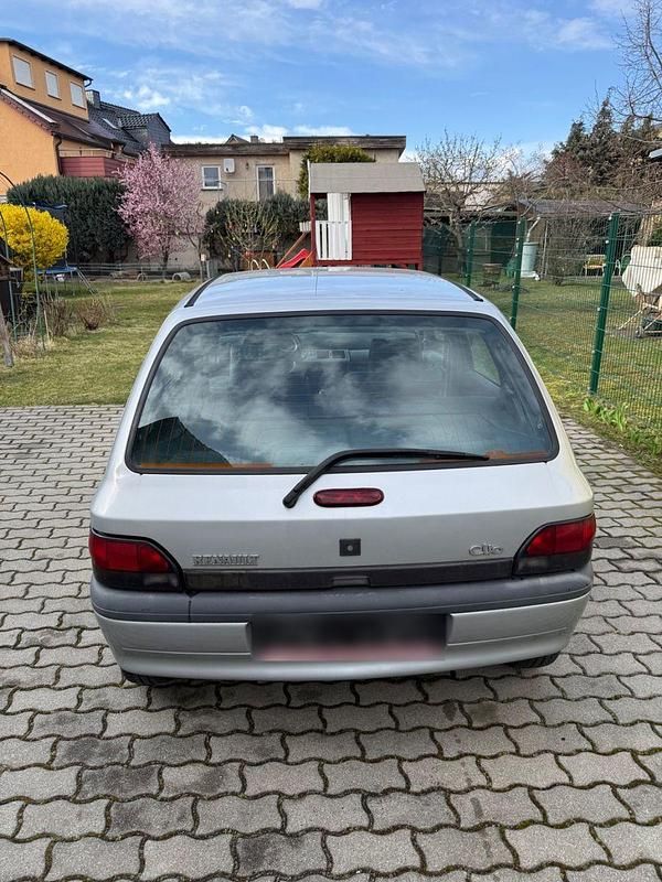 Gebraucht Renault Clio 58 PS (42 kW) 1996 Silber Kleinwagen
