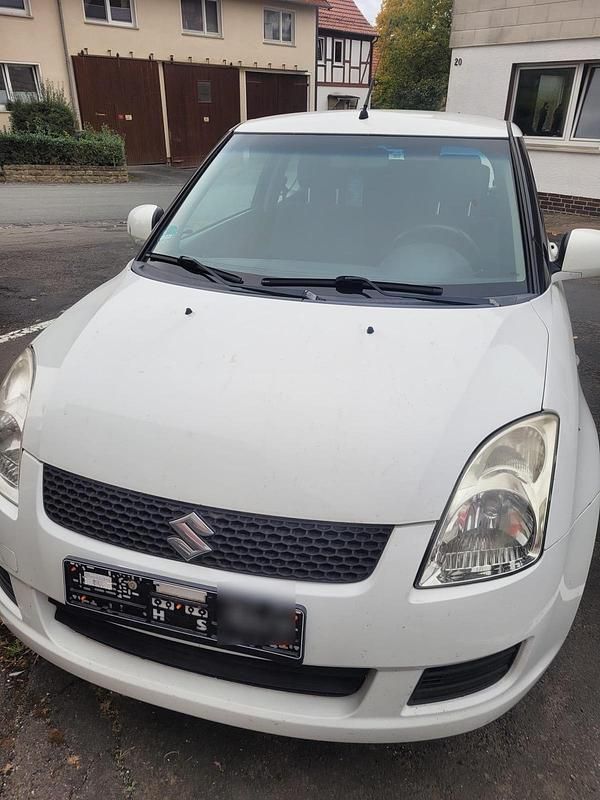 Weiß Gebraucht 2002 Suzuki Swift Kleinwagen | 1.900 € (Teuer) - Bild 1/4