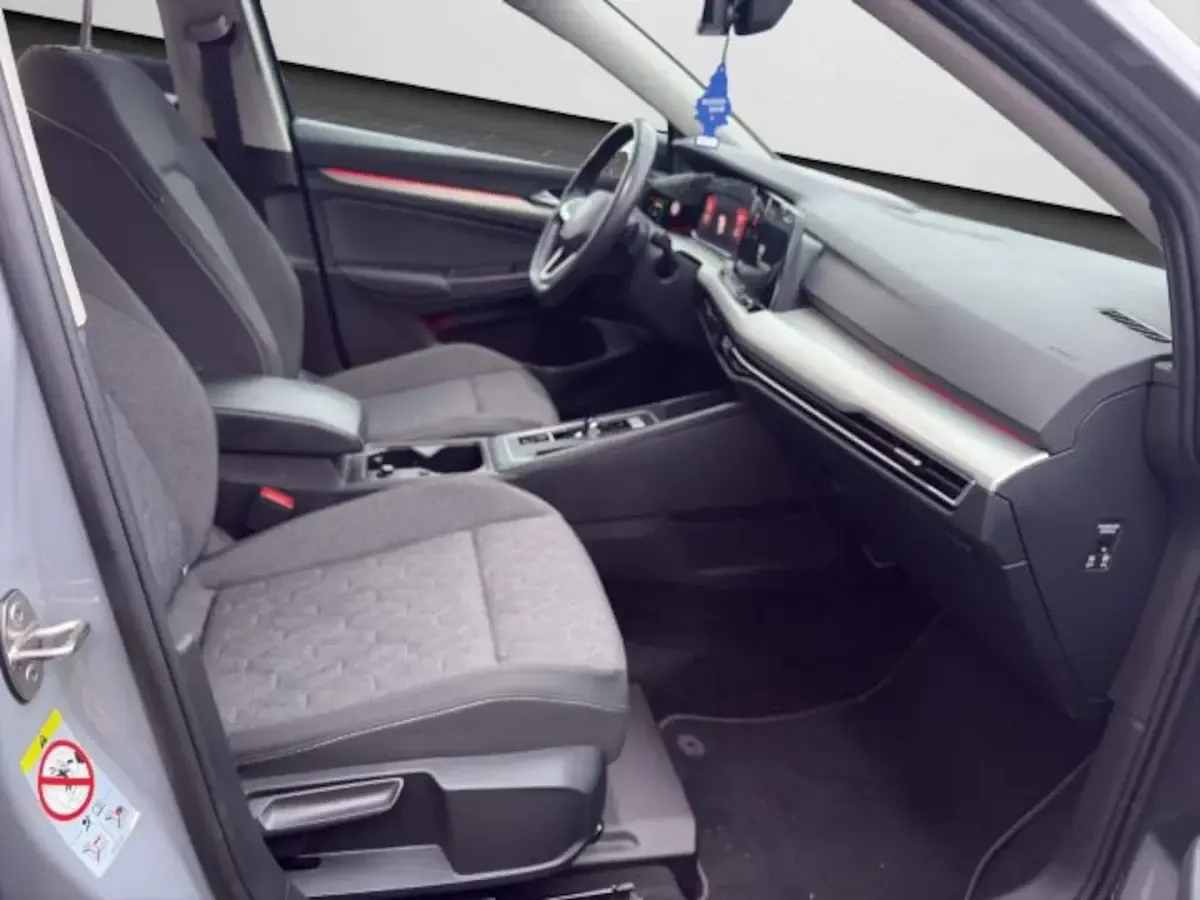 Gebraucht VW Golf VIII Move 150 PS (110 kW) 2023 Mondsteingrau Limousine