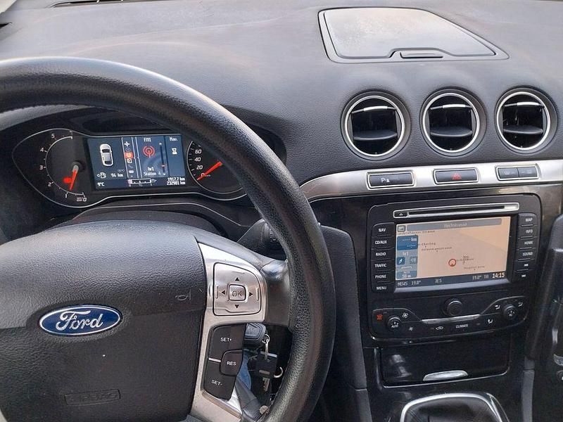 Gebraucht Ford S-MAX Titanium 140 PS (102 kW) 2011 Silber Van / Kleinbus