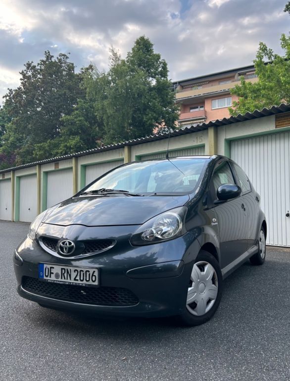 Grau Gebraucht 2008 Toyota Aygo Kleinwagen | 2.800 € (Fairer Preis) - Bild 1/4