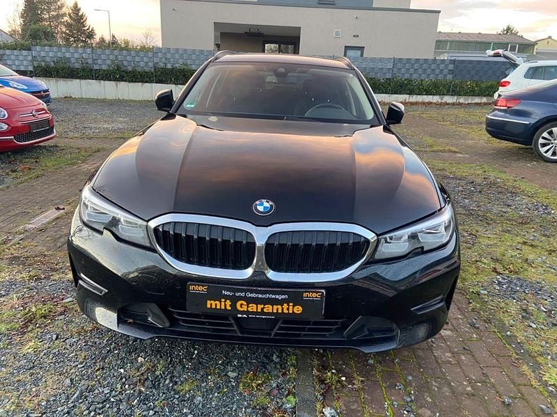 Schwarz Gebraucht 2020 BMW 318 Sport Line Kombi | 16.500 € (Guter Preis) - Bild 1/4