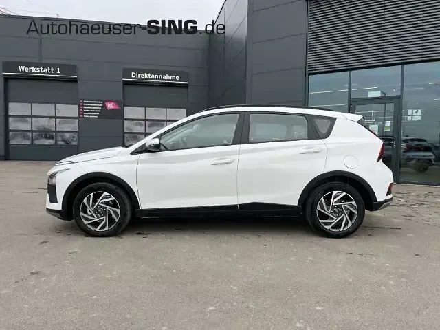 Neu Hyundai Bayon 101 PS (74 kW) 2025 Atlas white SUV