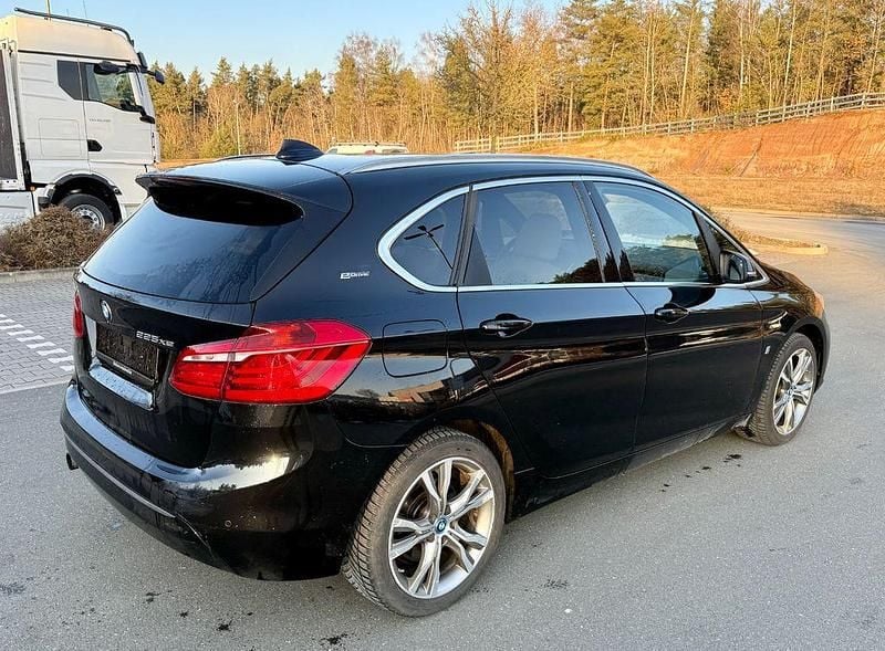 Schwarz Gebraucht 2017 BMW 225 Active Tourer Luxury Line Van / Kleinbus | 11.900 € (Fairer Preis) - Bild 1/4