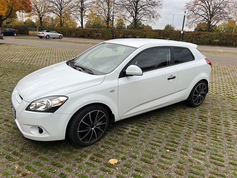 Weiß Gebraucht 2009 Kia ProCeed EX Kleinwagen | 3.800 € (Fairer Preis) - Bild 1/4