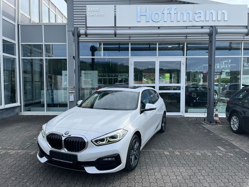 Weiß Gebraucht 2021 BMW 116 Sport Line Kleinwagen | 21.790 € (Teuer) - Bild 1/4