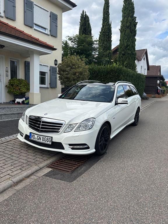Weiß Gebraucht 2012 Mercedes E200 Avantgarde Limousine | 14.500 € (Teuer) - Bild 1/4