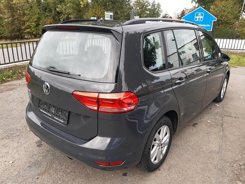 Grau Gebraucht 2020 VW Touran Van / Kleinbus | 20.599 € - Bild 1/4