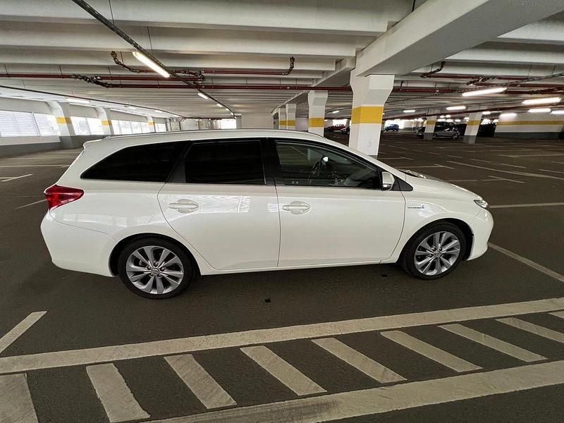 Weiß Gebraucht 2013 Toyota Auris Touring Sports Kombi | 11.400 € - Bild 1/4