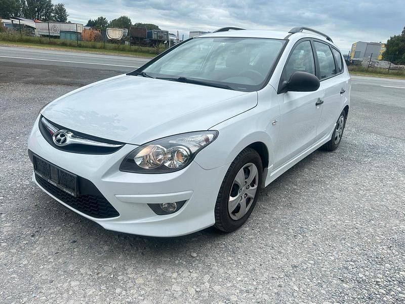 Weiß Gebraucht 2011 Hyundai i30 Kombi | 2.450 € - Bild 1/4