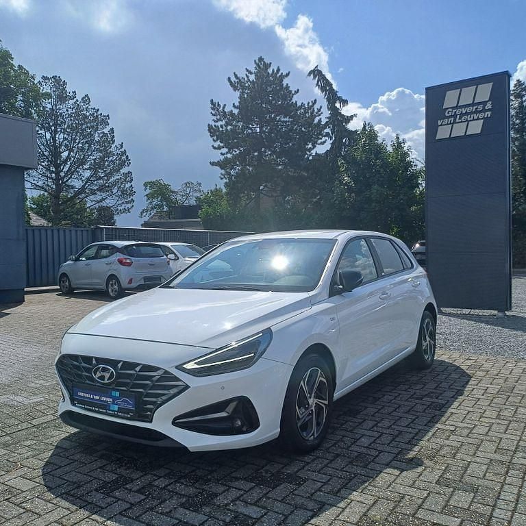 Weiß Gebraucht 2021 Hyundai i30 Intro Edition Limousine | 20.500 € (Fairer Preis) - Bild 1/4