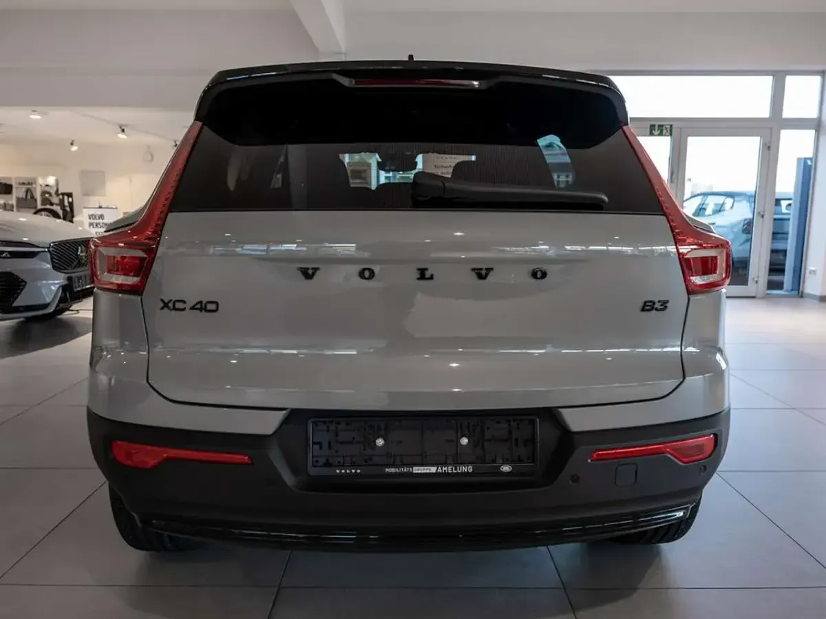 Neu Volvo XC40 Plus 163 PS (119 kW) 2025 Grau SUV