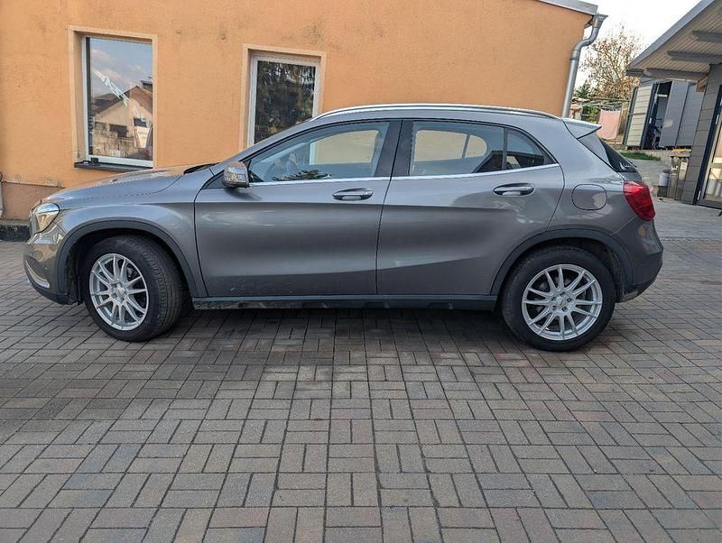 Gebraucht Mercedes GLA200 156 PS (114 kW) 2016 Grau SUV