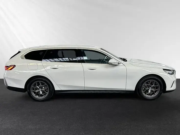 Gebraucht BMW 520 Sport Line 208 PS (152 kW) 2025 Alpinweiss Kombi